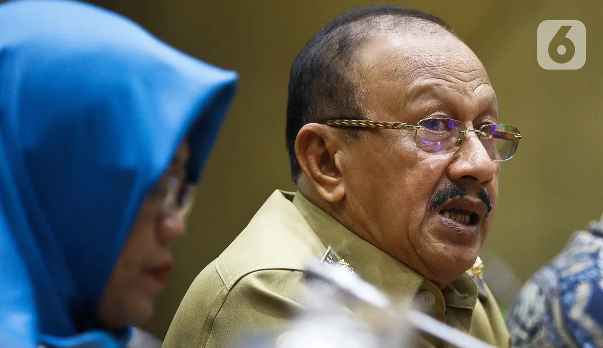 Bupati Natuna Abdul Hamid Rizal saat rapat dengar pendapat dengan Komisi IX DPR di Gedung Nusantara I, Kompleks Parlemen, Jakarta, Selasa (4/2/2020). Rapat membahas situasi terakhir di Natuna dan menjelaskan mengenai WNI dari Wuhan yang sempat ditolak warga setempat. (Liputan6.com/Johan Tallo)