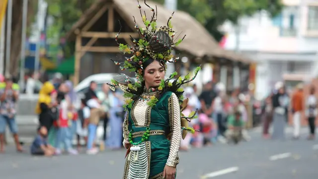 Salah satu busana hasil kreatifitas anak muda di Banyuwangi dalam parade fasion ethno wear 2023 (Istimewa)