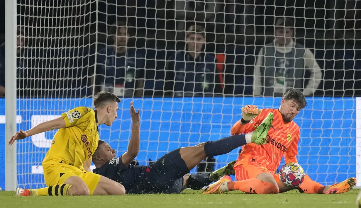 Striker PSG, Kylian Mbappe (tengah) berusaha mencetak gol ke gawang Borussia Dortmund pada laga leg kedua semifinal Liga Champions 2023/2024 di Parc des Princes Stadium, Paris, Rabu (7/5/2024). (AP Photo/Christophe Ena)
