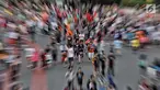 Warga melakukan olahraga santai saat Car Free Day (CFD) di kawasan Sudirman, Jakarta, Minggu (24/6). Hari Bebas Kendaraan Bermotor atau Car Free Day (CFD) kembali digelar selepas libur Lebaran. (Liputan6.com/Faizal Fanani)