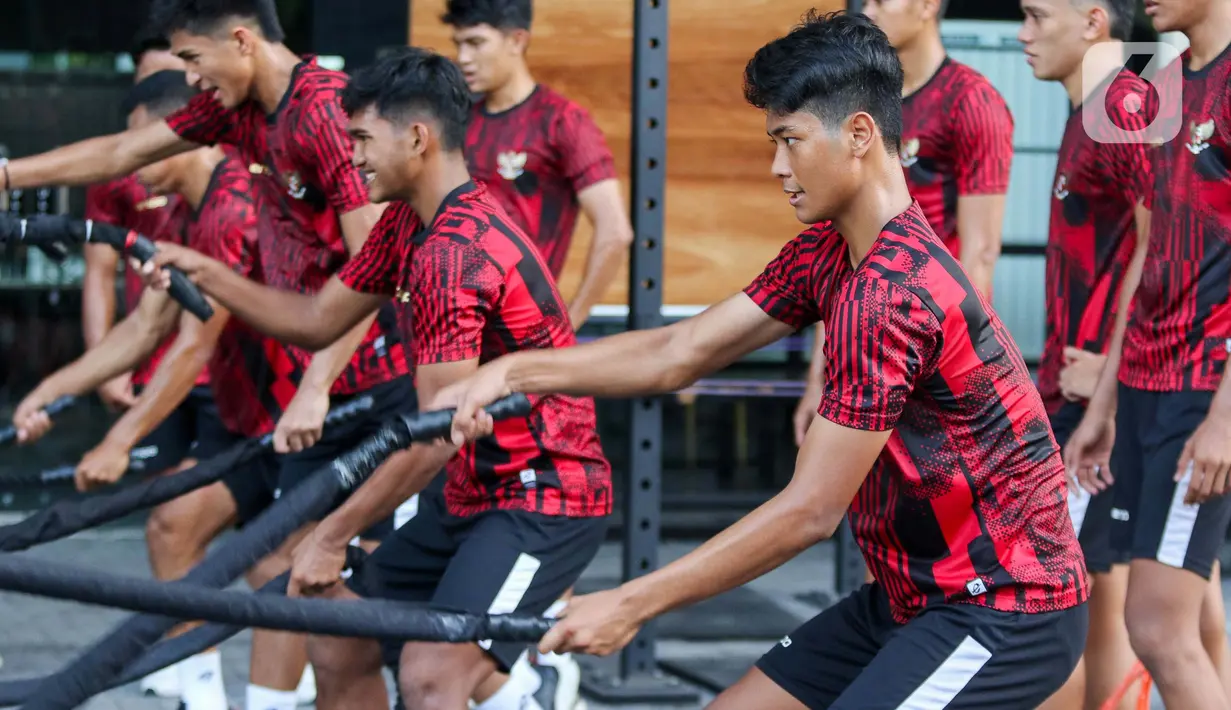 Latihan fisik timnas Indonesia U-20 menggunakan empat metode terpisah. (Liputan6.com/Herman Zakharia)