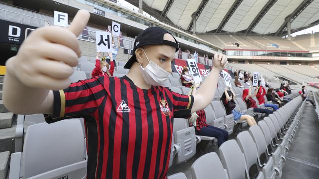 Boneka Hiasi Bangku Tribun di Laga FC Seoul Kontra Gwangju FC
