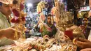 Sejumlah perempuan Pakistan memilih pernak-pernik di sebuah pasar di Lahore, Selasa (12/6). Umat muslim di berbagai penjuru dunia sedang mempersiapkan untuk merayakan Idul Fitri, yang menandai berakhirnya bulan suci Ramadan. (AFP/ARIF ALI)
