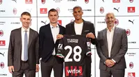 AC Milan sukses mendaratkan satu lagi pemain baru di musim panas ini. Ia adalah Malick Thiaw, bek tengah yang didatangkan dari FC Schalke. (Dok. AC Milan)