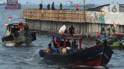 Dengan tiang pancang dari beton sepanjang 3,2 kilometer untuk membatasi laut dengan daratan. (merdeka.com/Imam Buhori)