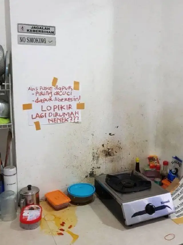 Notes warning di berbagai sudut kos