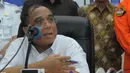 Menko Kemaritiman Indroyono Soesilo saat konferensi pers di Posko Evakuasi AirAsia, Pangkalan Bun, Kalteng, Rabu (7/1/2015). (Liputan6.com/Herman Zakharia)