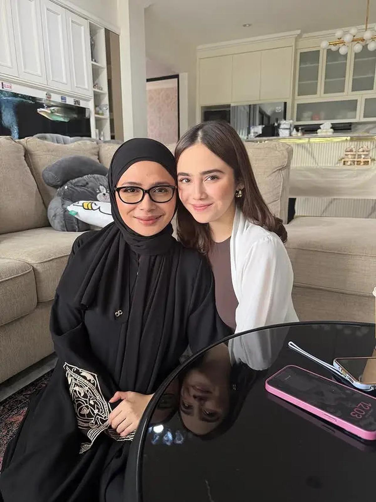 7 Foto Kedekatan Syifa Hadju dan Ibunda, Mimpi Setiap Anak Perempuan