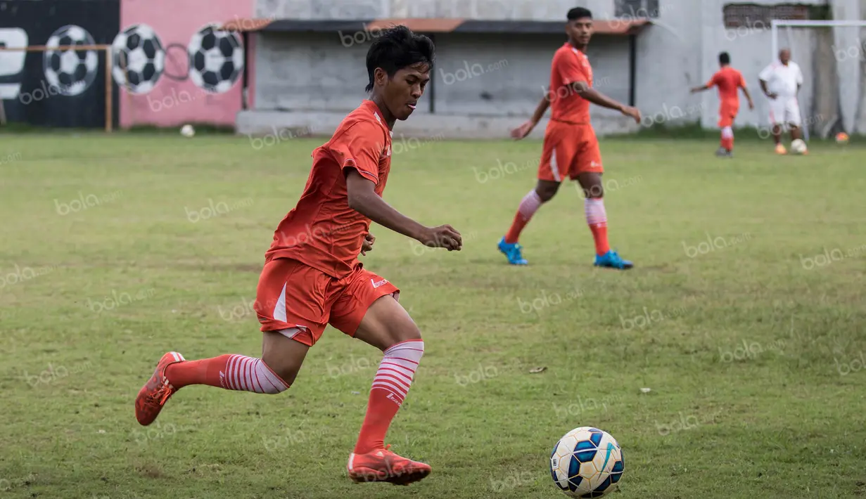 Striker Persija Jakarta, Aldy Al-Achya, berlatih serius di Lapangan Villa 2000 Pamulang, Tangerang Selatan, Jumat (8/4/2016). (Bola.com/Vitalis Yogi Trisna)