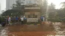 Suasana banjir yang melanda kawasan Perumahan Pantai Mutiara, Jakarta, Sabtu (4/6). Tingginya pasang air laut menyebabkan tanggul di Jalan Mutiara 1, Pluit, Penjaringan, sepanjang sekitar 50 meter jebol. (Liputan6.com/Gempur M Surya)