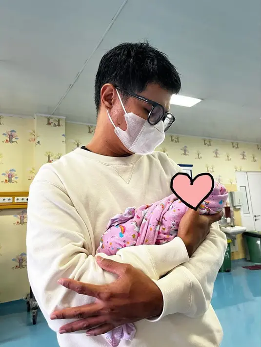 <p>"Qodarullah, kaka Devin telah berpulang ke rahmatullah pada hari Sabtu, 10 Juni 2023. Pukul 05.47. Dan saat ini adik Devan sedang berjuang di ruang NICU." tulis musdalifahbasri. [Instagram/musdalifahbasri]</p>