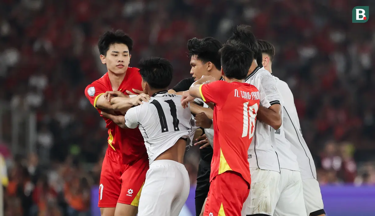 Para pemain Timnas Indonesia U-23 terlibat perkelahian dengan pemain dari Vietnam pada final Piala AFF U-23 2025 yang berlansung di Stadion Utama Gelora Bung Karno, Selasa (29/7/2025) malam WIB.