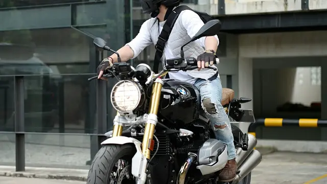 Ariel naik moge BMW (Foto: Instagram Gading Marten)