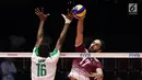 Pemain Timnas voli putra Qatar, Belal Abunabot melakukan smes saat melawan Arab Saudi pada Kejuaraan Voli Asia 2017 ke-16 di GOR Tri Dharma, Gresik, Selasa (25/7). Qatar unggul tiga set langsung 25-23, 25-21, 25-21. (Liputan6.com/Helmi Fithriansyah)