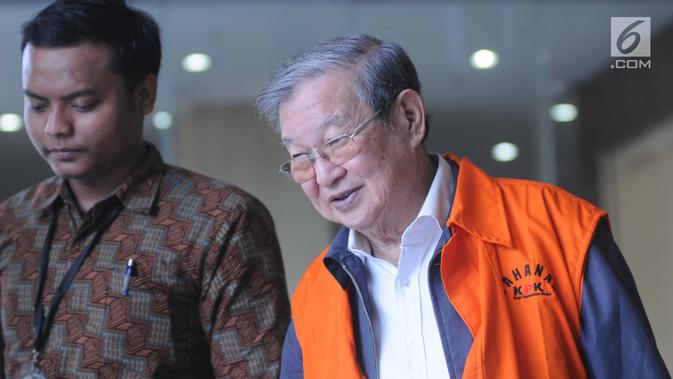 Pengusaha yang juga terpidana kasus korupsi, Tamin Sukardi usai menjalani pemeriksaan di Gedung KPK, Jakarta, Jumat (16/11). Tamin merupakan penyuap Hakim Adhoc Tipokor PN Medan, Merry Purba. (Merdeka.com/Dwi Narwoko)