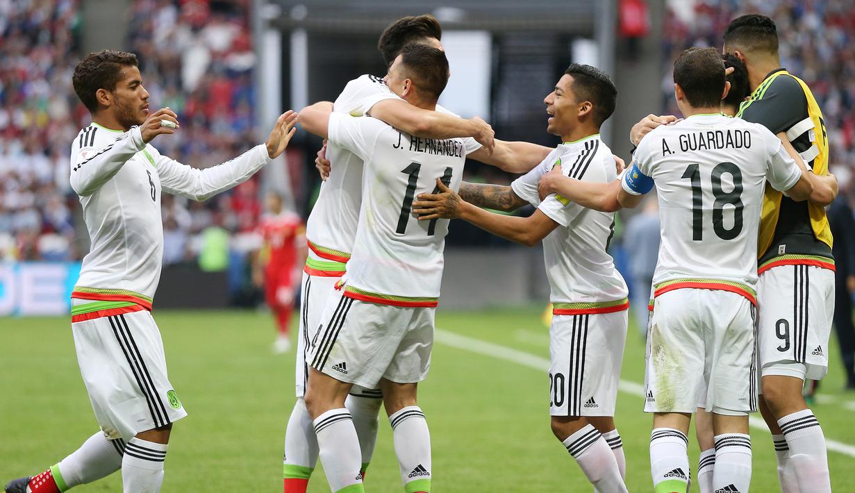 Para pemain Meksiko merayakan kemenangan atas Rusia pada laga Grup A Piala Konfederasi 2017 di Kazan Arena, Kazan, Sabtu (24/6/2017). Rusia kalah 1-2 dari Meksiko.  (EPA/Tolga Bozoglu)
