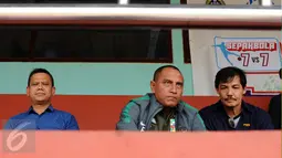 Ketua Umum PSSI, Edy Rahmayadi (tengah) bersama CEP PT LIga Indonesia Baru Berlinton Siahaan saat menghadiri invitasi sepakbola antar forum wartawan di Jakarta, Rabu (10/5). Invitasi diikuti delapan forum pewarta. (Liputan6.com/Helmi Fithriansyah)