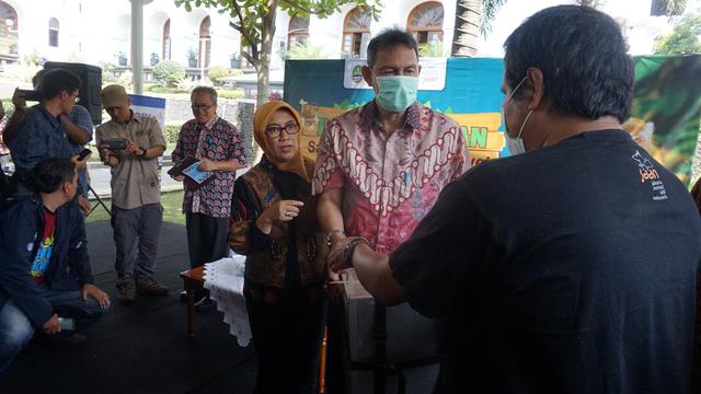 Lepas liar monyet ekor panjang di Bandung