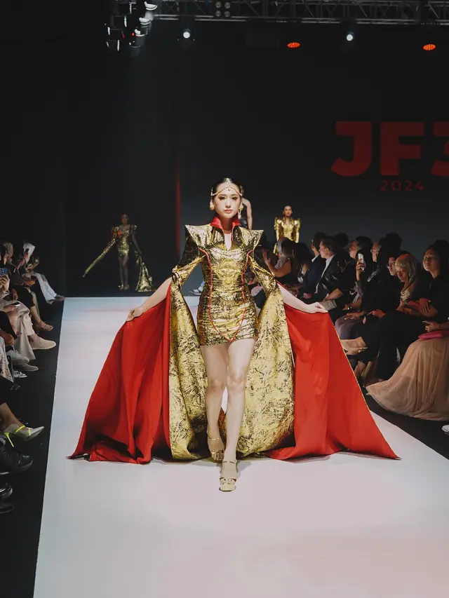7 Potret Laura Moane di Catwalk JF3, Tampil Menyala dengan Busana Emas