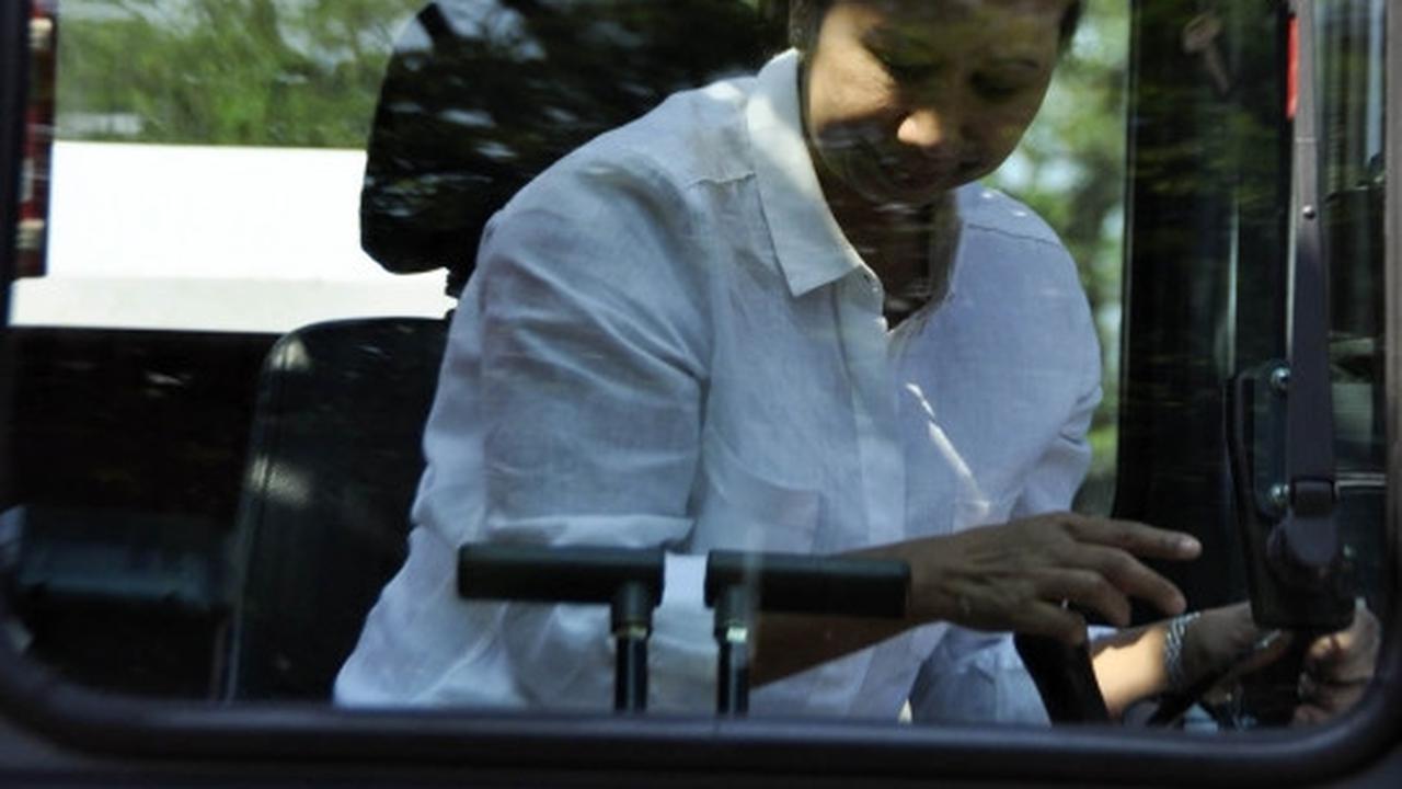 Aksi Menteri Rini Soemarno jajal senjata dan ekskavator PT Pindad