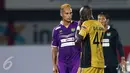 Pemain tengah Persita, Raphael Maitimo (kiri) berbincang dengan Kughegbe Onoriode (Mitra Kukar) usai laga di turnamen Piala Presiden 2015 di Stadion I Wayan Dipta, Gianyar, Bali, Minggu (30/8/2015). (Liputan6.com/helmi Fithriansyah)