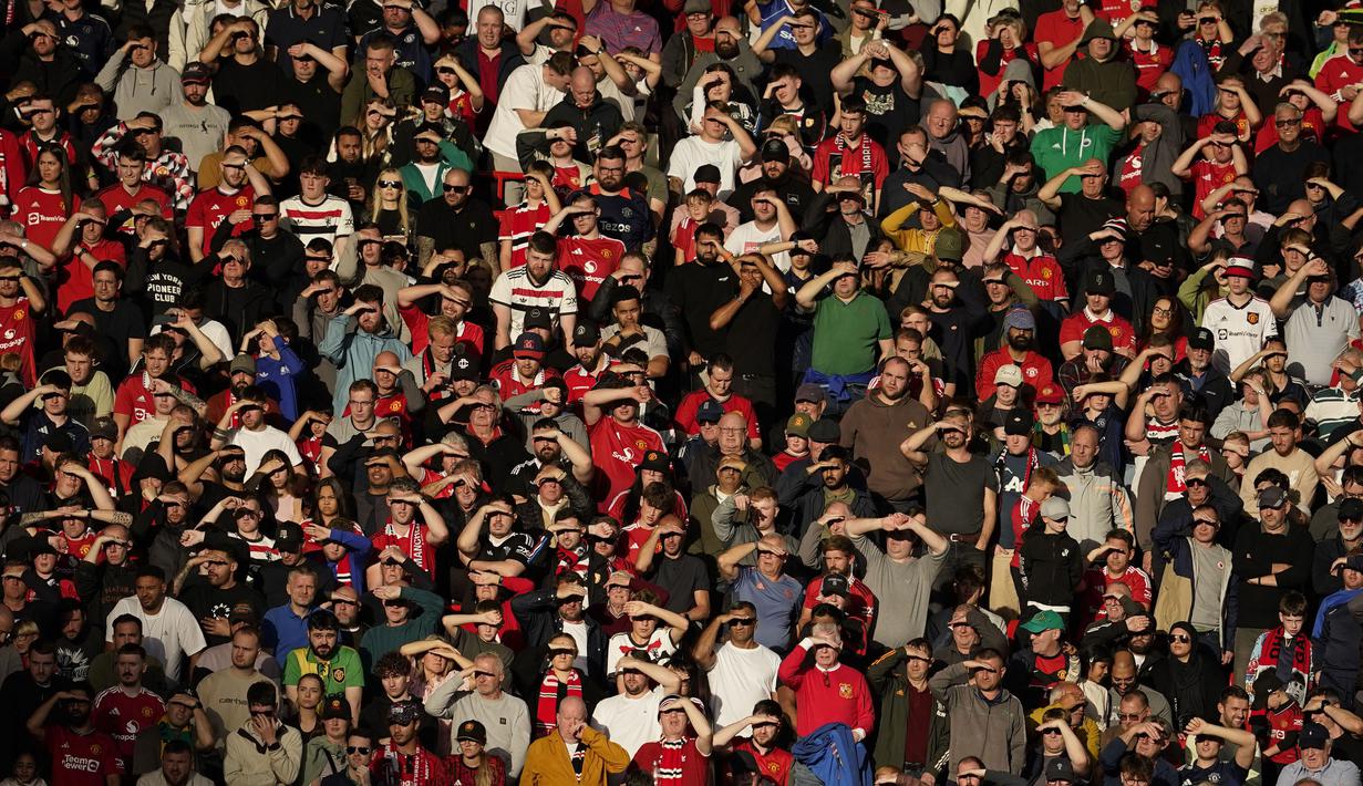 Para suporter Manchester United saat menonton timnya melawan Brentford pada laga lanjutan Liga Inggris di Old Trafford, Manchester, Inggris, Sabtu (19/10/2024). (AP Photo/Dave Thompson)