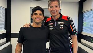 Jorge Martin (kiri) bersama CEO Aprilia Massimo Rivola. (X/MotoGP)