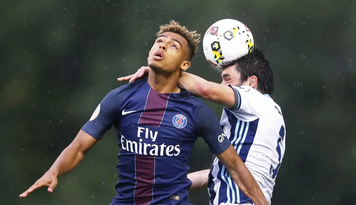 Pemain Paris St Germain, Antoine Bernede (kiri) berduel dengan pemain West Brom, Claudio Yacob pada laga uji coba di Schladming Athletic Area, Austria, (13/7/2016). PSG menang 2-1. (Action Images via Reuters/Dominic Ebenbichler)