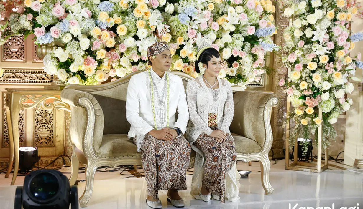 "Bulan madu belum ada, karena kan saya juga punya anak, nunggu anak libur sekolah," ucap Shinta saat ditemui usai akad nikah, Minggu (12/3/2023). Setelah akad nikah, dilanjutkan dengan resepsi  pernikahan di tempat yang sama. [Foto; KapanLagi.com/Bayu Herdianto]