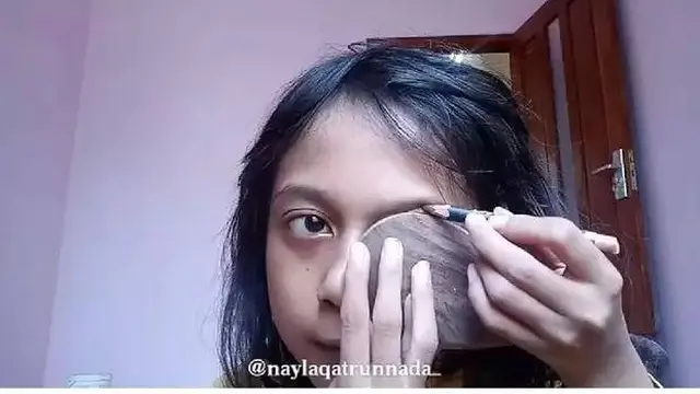 9 Cara Nyeleneh Wanita Bikin Alis, Ada yang Pakai Hanger Jemuran