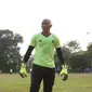 Kiper PBR, Aditya Harlan saat tampil menghadapi Villa 2000 dalam laga persahabatan jelang Piala Jenderal Sudirman di Lapangan ISCI, Jakarta, Kamis (5/10/2015). PBR berhasil menang 2-0. (Bola.com/Vitalis Yogi Trisna)