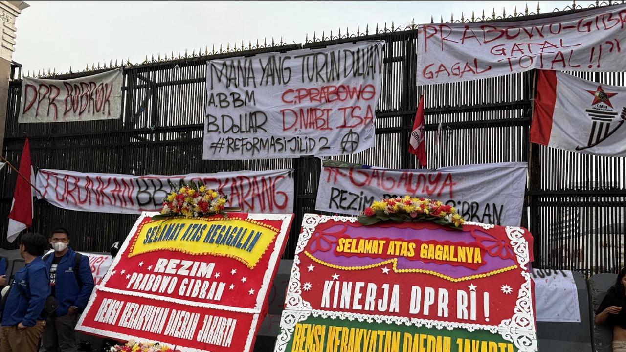 Karangan Bunga Sindiran Warnai Aksi Demo Mahasiswa di Depan DPR