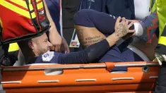 Pemain Paris Saint-Germain (PSG), Neymar, meringis kesakitan saat ditandu keluar lapangan setelah mengalami cedera pada laga Liga Prancis di Stadion Parc des Princes, Minggu (19/2/2023). Neymar mengalami cedera pergelangan kaki setelah beradu dengan pemain Lille, Benjamin Andre. (AP Photo/Christophe Ena)