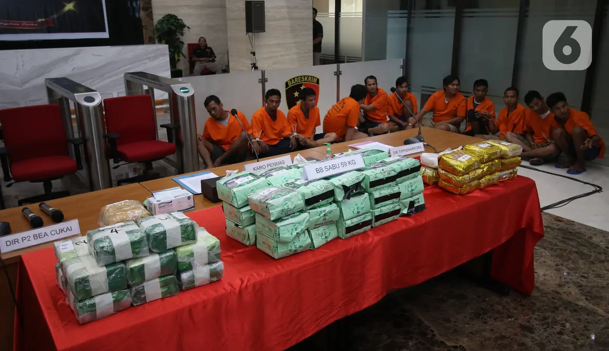 Tersangka dan barang bukti diperlihatkan saat rilis pengungkapan peredaran narkotika jenis sabu di Bareskrim Polri, Jakarta, Rabu (12/2/2020). Dirtidpid Narkoba Polri enangkap 11 orang tersangka sindikat narkotika jaringan Malaysia-Indonesia. (Liputan6.com/Angga Yuniar)