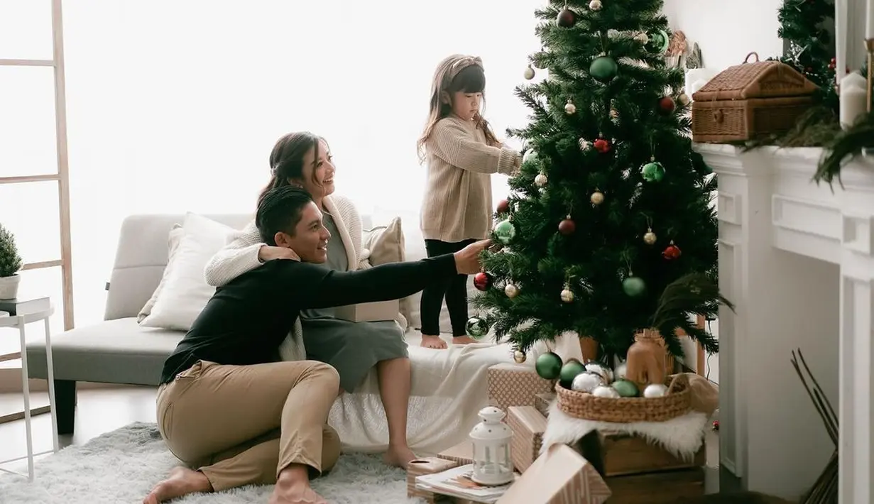 Foto keluarga Natal dalam balutan cardigan yang hangat dan trendi (Foto: Instagram @frandaaa87)