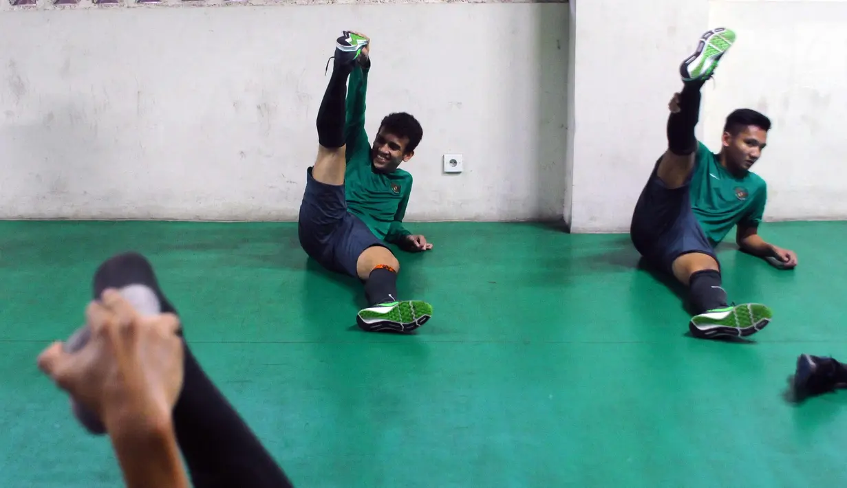 Pemain Timnas Indonesia U-19, Egy Maulana Vikri (kiri) melakukan peregangan usai latihan ringan jelang laga persahabatan melawan Kamboja di Stadion Patriot Candrabhaga, Bekasi, Selasa (3/10). (Liputan6.com/Helmi Fithriansyah)