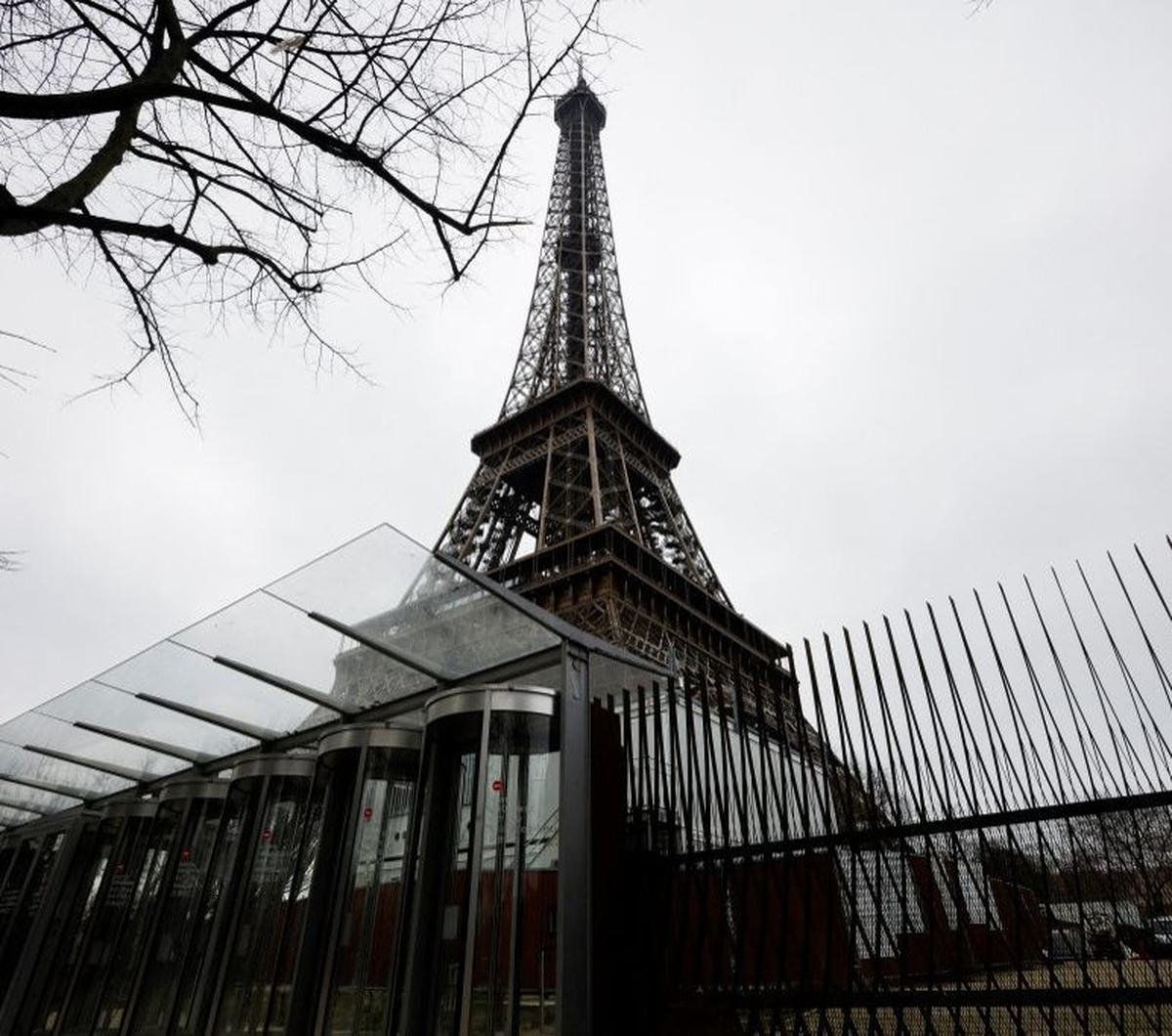 Menara Eiffel di Ibu Kota Paris, Prancis, ditutup sejak Senin (19/2/2024). Penutupan salah satu tempat wisata terkemuka di dunia ini dilakukan ketika para pekerjanya melakukan aksi mogok kerja.&nbsp;GEOFFROY VAN DER HASSELT/AFP