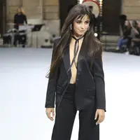 Camila Cabello berpose di catwalk memakai kreasi dari koleksi L'Oreal Ready To Wear Spring-Summer 2020 selama pekan mode di Paris (28/9/2019). Camila Cabello juga mengenakan sepatu dengan tumit terbuka dan anting-anting perak di kupingnya. (Photo by Vianney Le Caer/Invision/AP)