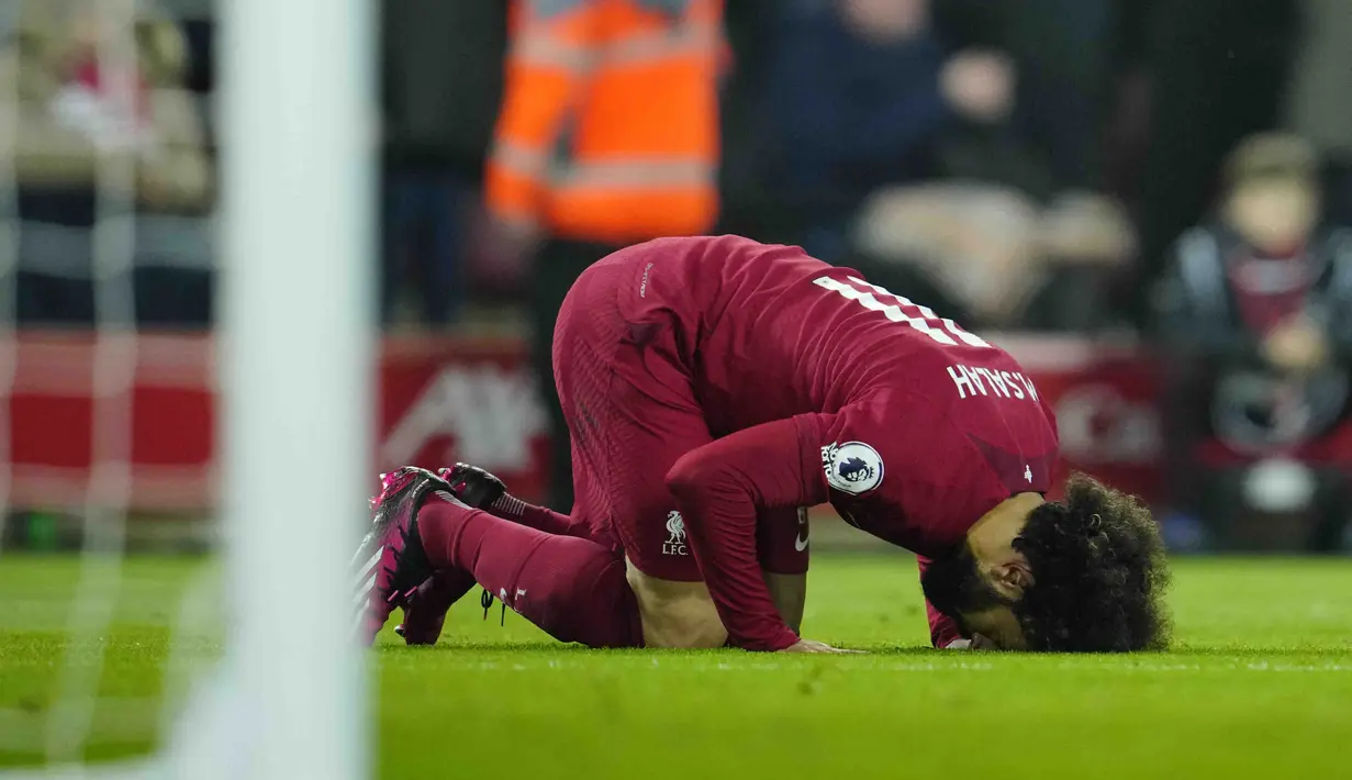 Penyerang Liverpool, Mohamed Salah melakukan selebrasi usai mencetak gol ke gawang Everton pada pertandingan lanjutan Liga Inggris di stadion Anfield di Liverpool, Inggris, Selasa (14/2/2023). Liverpool menang atas Everton 2-0. (AP Photo/Jon Super)