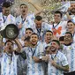 Lionel Messi kembali berhasil meraih gelar juara lagi bersama Argentina setelah 13 tahun. Mereka sukses menjuarai Copa America 2021 setelah mengalahkan Brasil di partai final dengan skor 1-0. Gola La Albicieleste dicetak oleh Angel Di Maria pada menit ke-22. Gelar juara Copa America 2021 itu menyudahi puasa gelar major Argentina selama hampir tiga dekade. Dengan koleksi empat gol, Messi juga terpilih sebagai pemain terbaik di turnamen tersebut. (AFP/Carl De Souza)