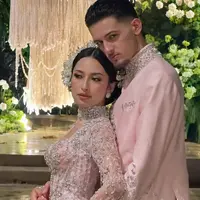 Jennifer Coppen dalam Kebaya Pink Glamor setelah akad nikah. [@facetologyoffcial]