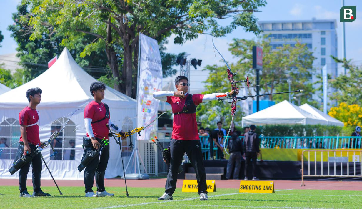 Bertanding di final nomor panahan recurve beregu putra, Indonesia mengalahkan Vietnam 6-0. (Bola.com/Bagaskara Lazuardi)