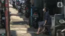 Warga beraktivitas di zona merah COVID-19 Kelurahan Petogogan RT 006 RW 003, Jakarta, Selasa (22/6/2021). Pemprov DKI menetapkan 10 RT sebagai zona merah yang tersebar di Jakarta Pusat satu RT, Jakarta Timur tiga RT, Jakarta Barat tiga RT dan Jakarta Selatan tiga RT. (Liputan6.com/Faizal Fanani)