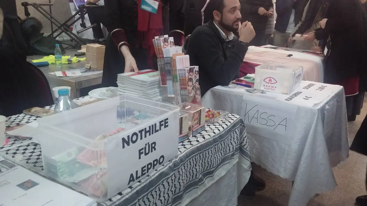 Para pengunjung begitu antusias membeli makanan khas Turki dan Timur Tengah di acara Winter Bazar fuer Aleppo. (Liputan6.com/Reza Khomaini)