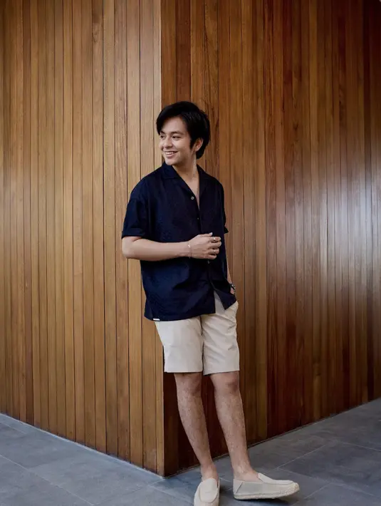 Paduan warna yang begitu mencirikan musim panas berhasil menampilkan gaya sempurna pada outfit Angga.  [Foto: Boss House.dok]