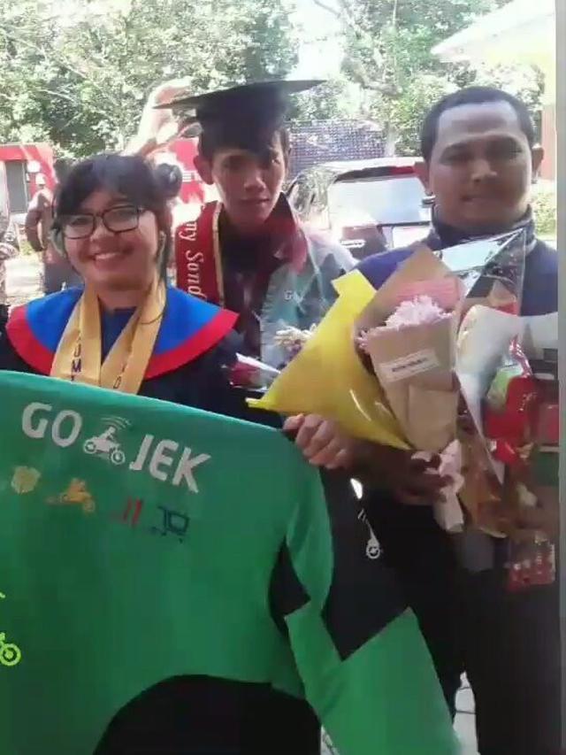 Mahasiswi Foto Pakai Jaket Ojol saat Wisuda, Kisah Perjuangan Ada di Baliknya