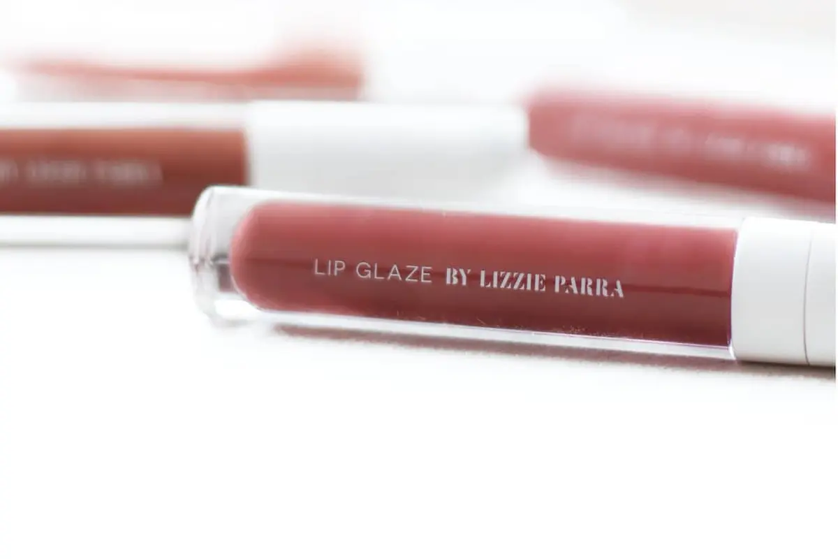 Bibir Sehat Berkilau dengan Tren Lip Glaze