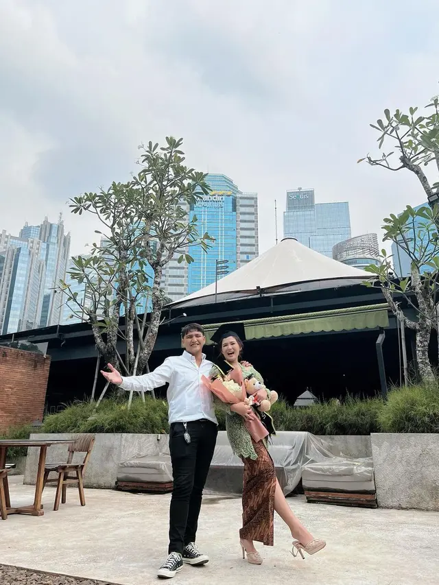 7 Potret Wisuda S2 Masayu Clara yang Raih Gelar Master Kenotariatan