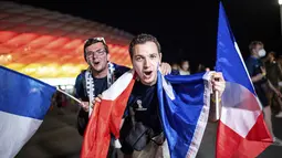 Suporter Prancis merayakan kemenangan timnya melawan Jerman setelah pertandingan grup F Euro 2020 di Munich, Jerman, Selasa (15/6/2021). (Matthias Balk/dpa via AP)