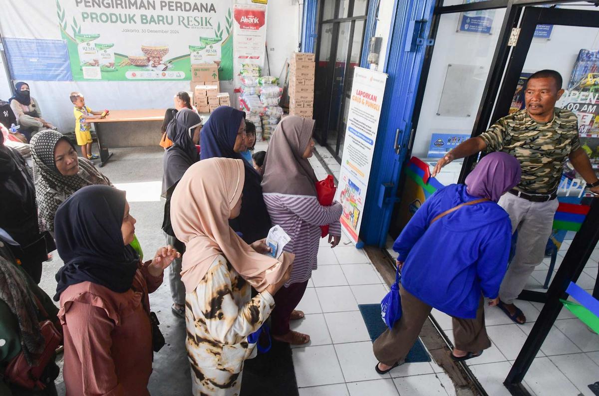 Antrean warga cairkan KJP di Duri Kosambi